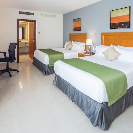 Отель Wyndham Garden Плая-дель-Кармен Экстерьер фото