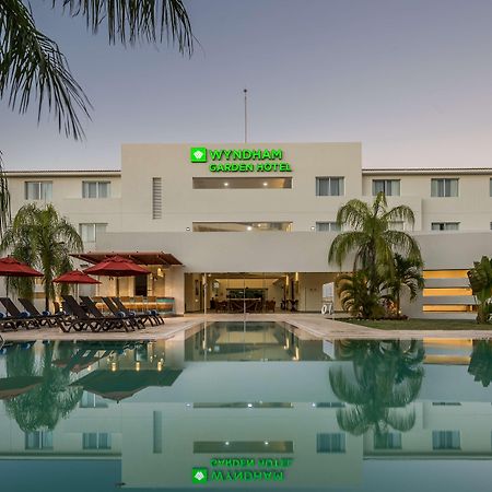 Отель Wyndham Garden Плая-дель-Кармен Экстерьер фото Holiday Inn Express Cancun