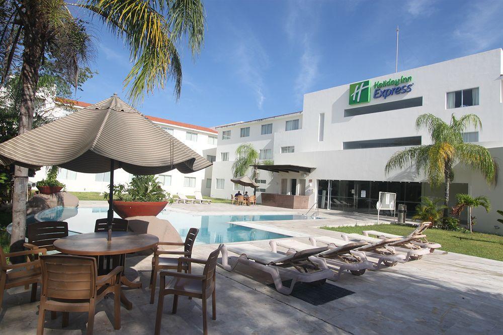 Отель Wyndham Garden Плая-дель-Кармен Экстерьер фото Holiday Inn Express in Cancun, Mexico