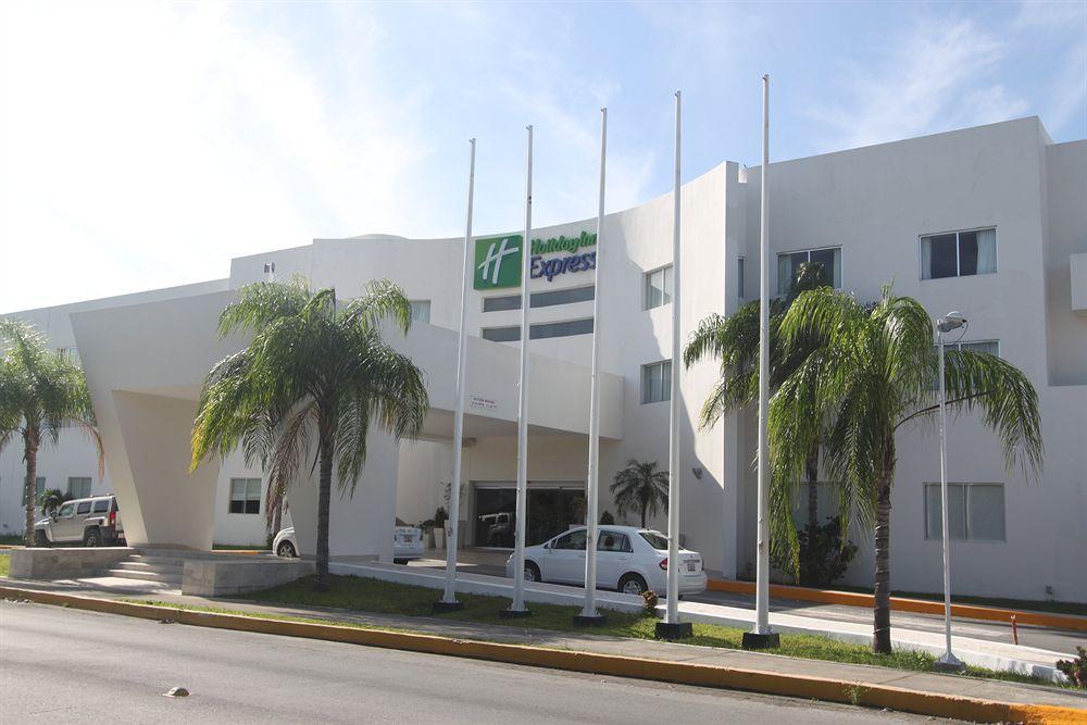 Отель Wyndham Garden Плая-дель-Кармен Экстерьер фото Holiday Inn Express in Mérida, Yucatán, Mexico