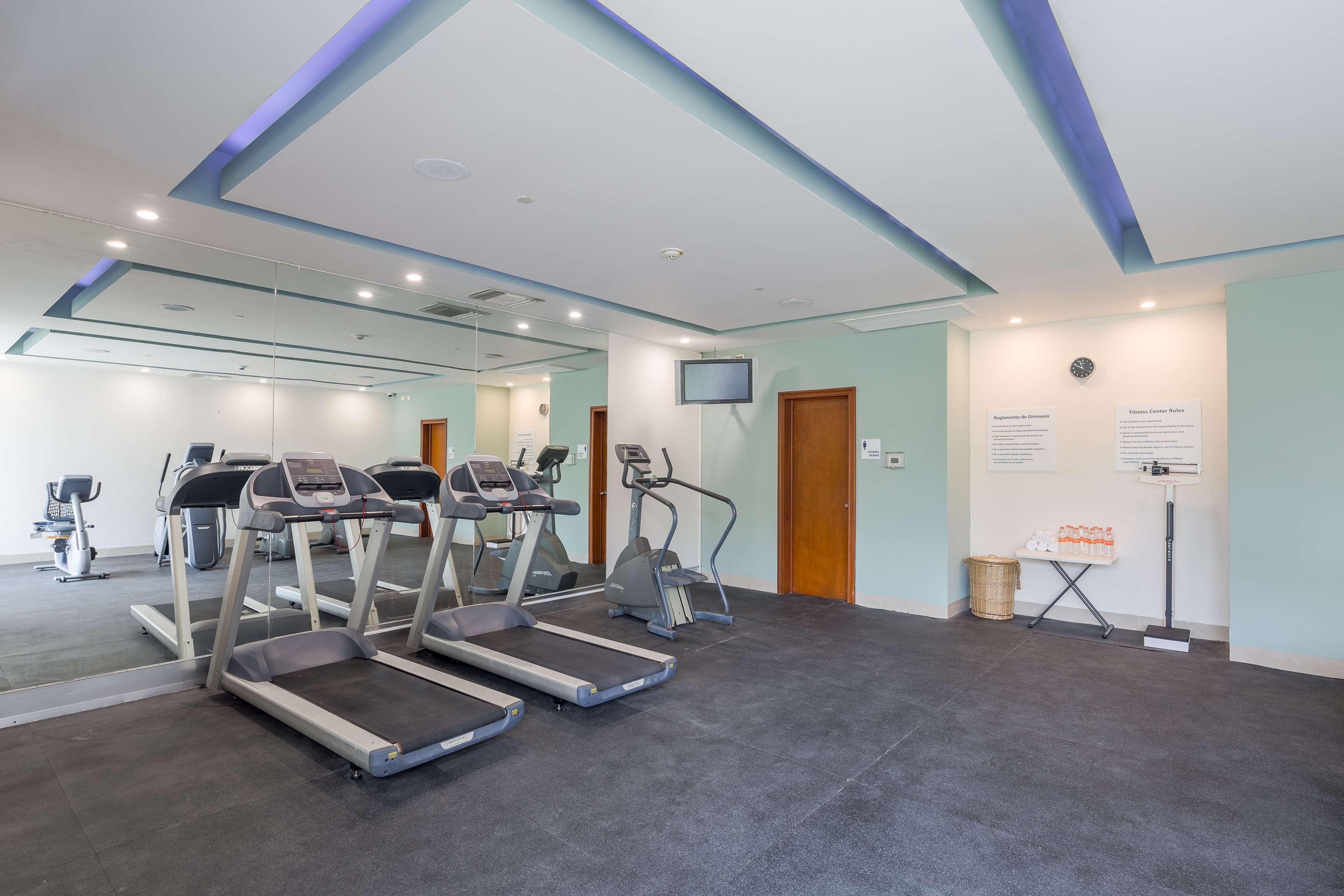 Отель Wyndham Garden Плая-дель-Кармен Экстерьер фото The gym at the hotel