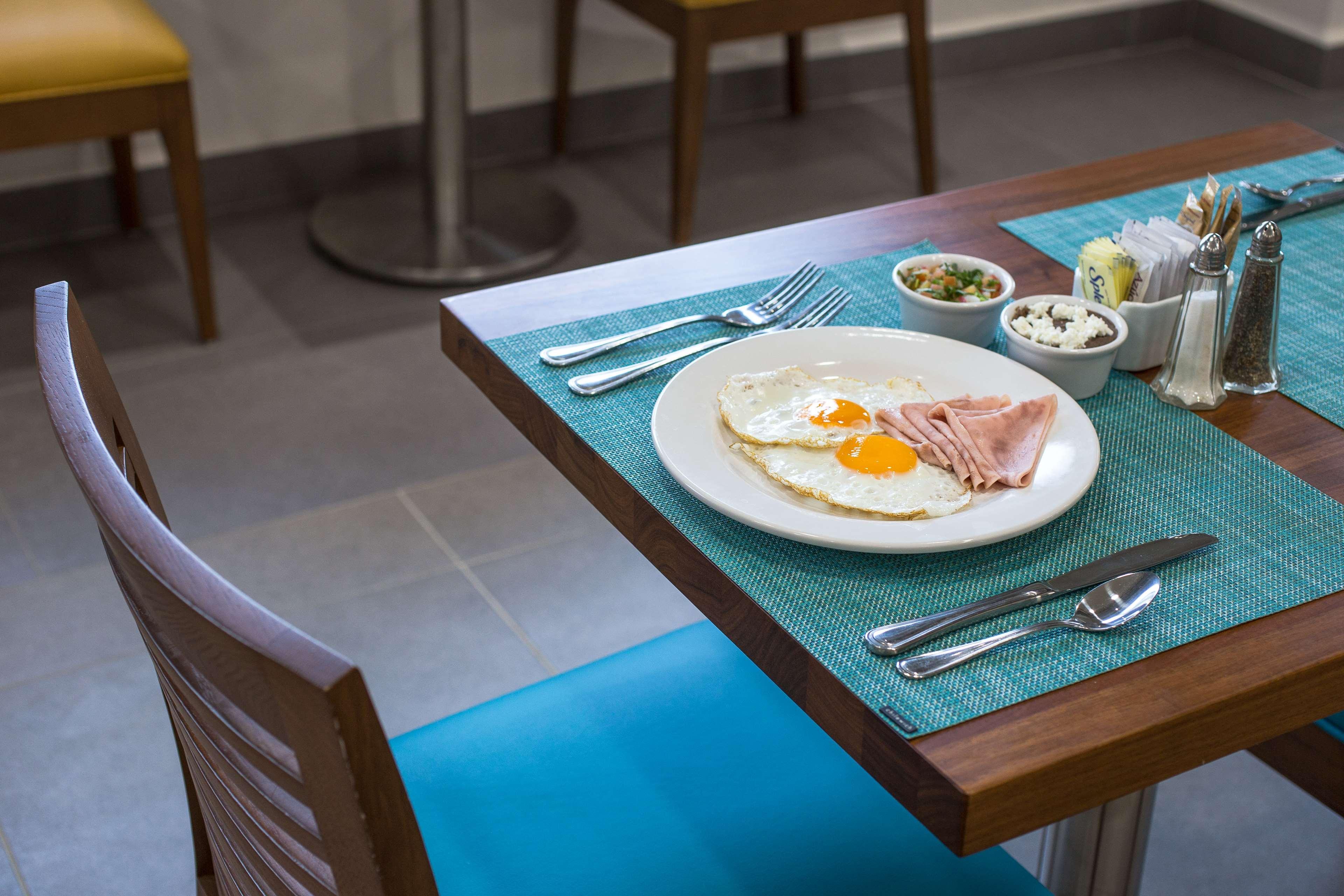 Отель Wyndham Garden Плая-дель-Кармен Экстерьер фото A breakfast table with a placemat