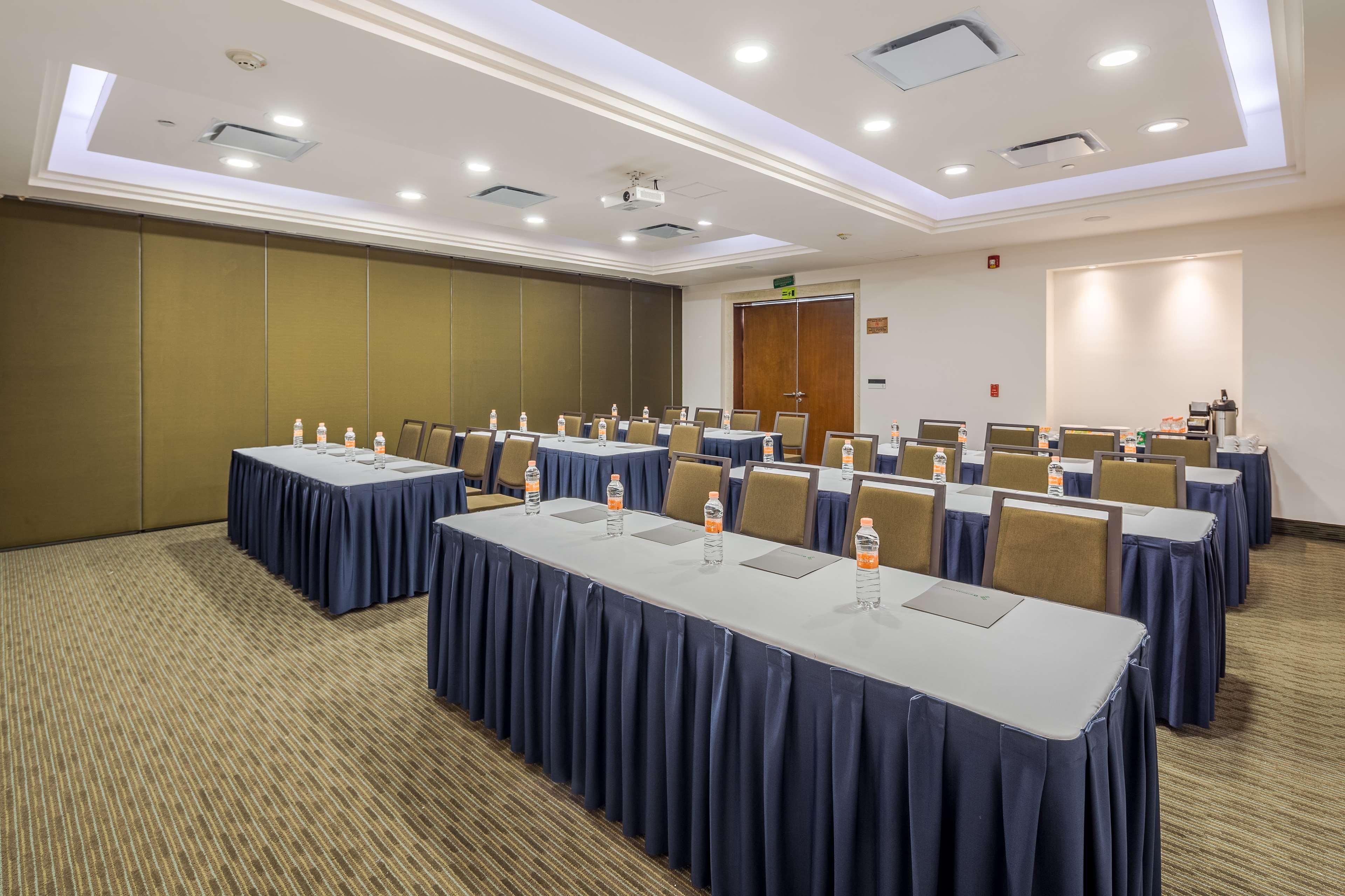 Отель Wyndham Garden Плая-дель-Кармен Экстерьер фото Meeting room