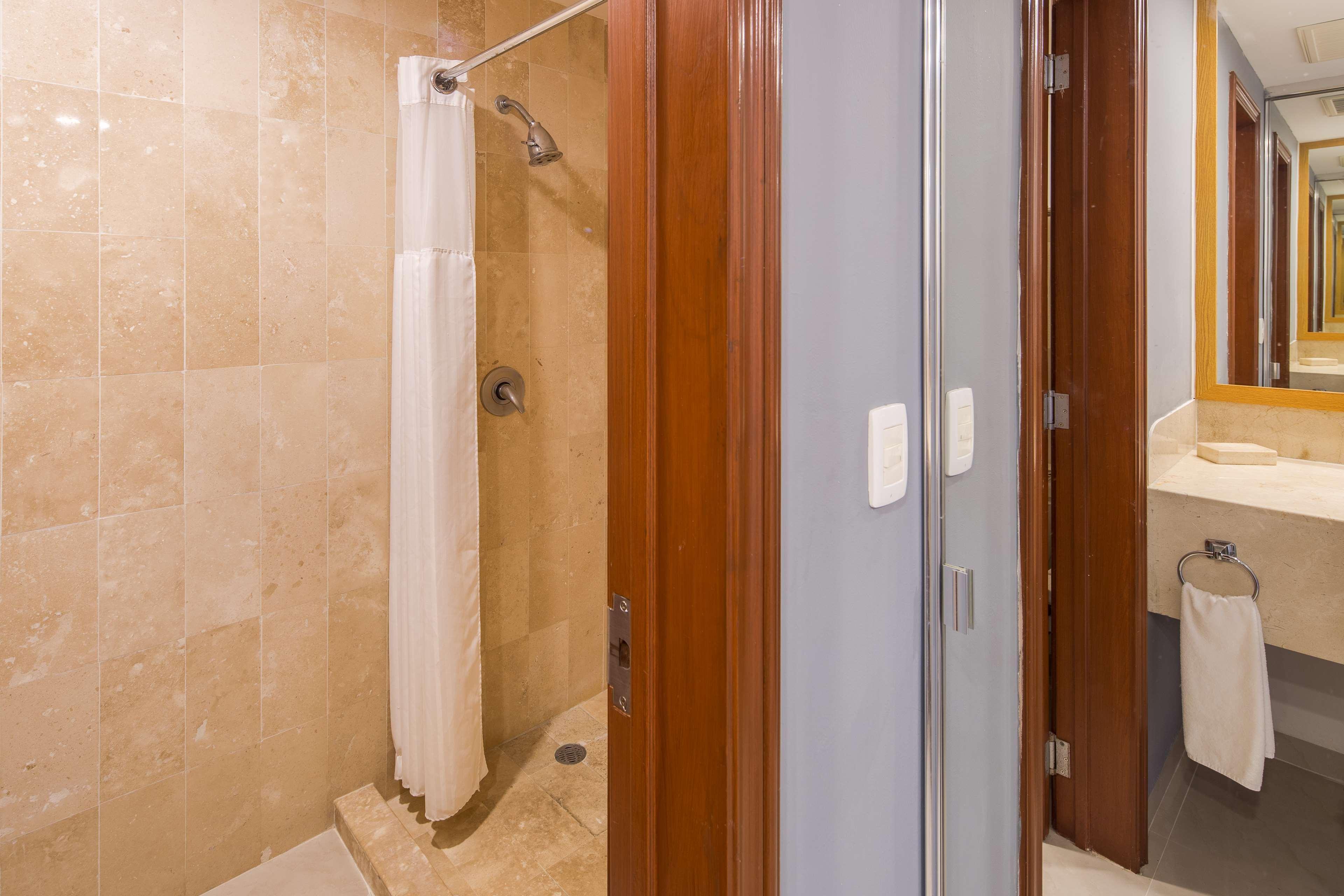 Отель Wyndham Garden Плая-дель-Кармен Экстерьер фото Bathroom of a hotel room