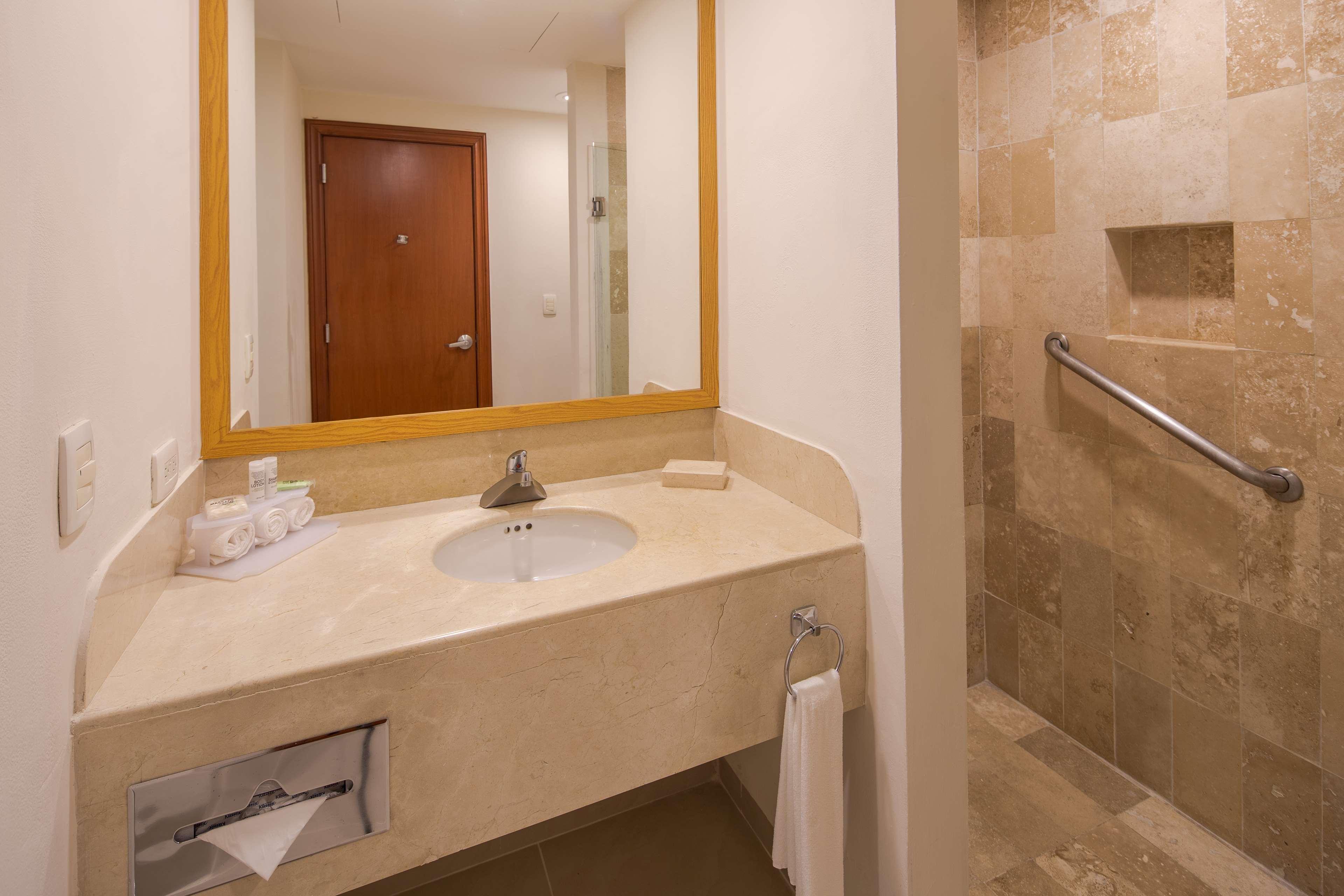Отель Wyndham Garden Плая-дель-Кармен Экстерьер фото Bathroom
