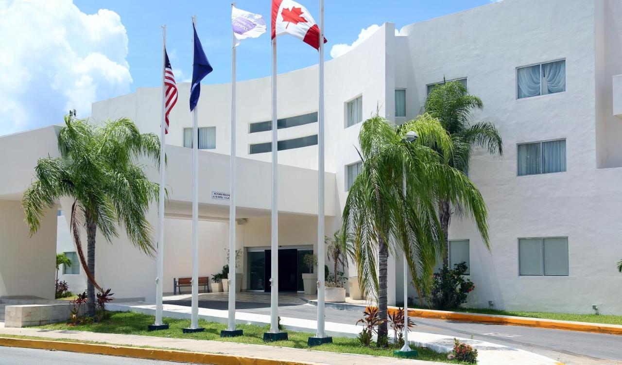 Отель Wyndham Garden Плая-дель-Кармен Экстерьер фото Cancún International School