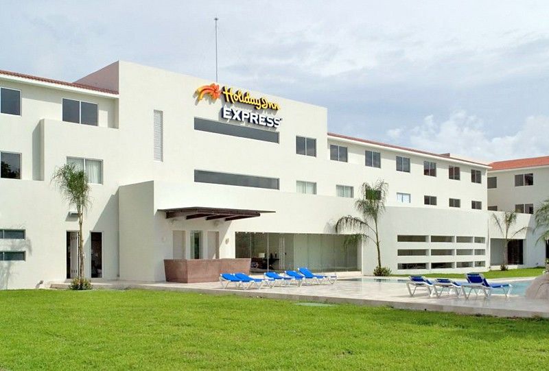 Отель Wyndham Garden Плая-дель-Кармен Экстерьер фото Holiday Inn Express Cancun