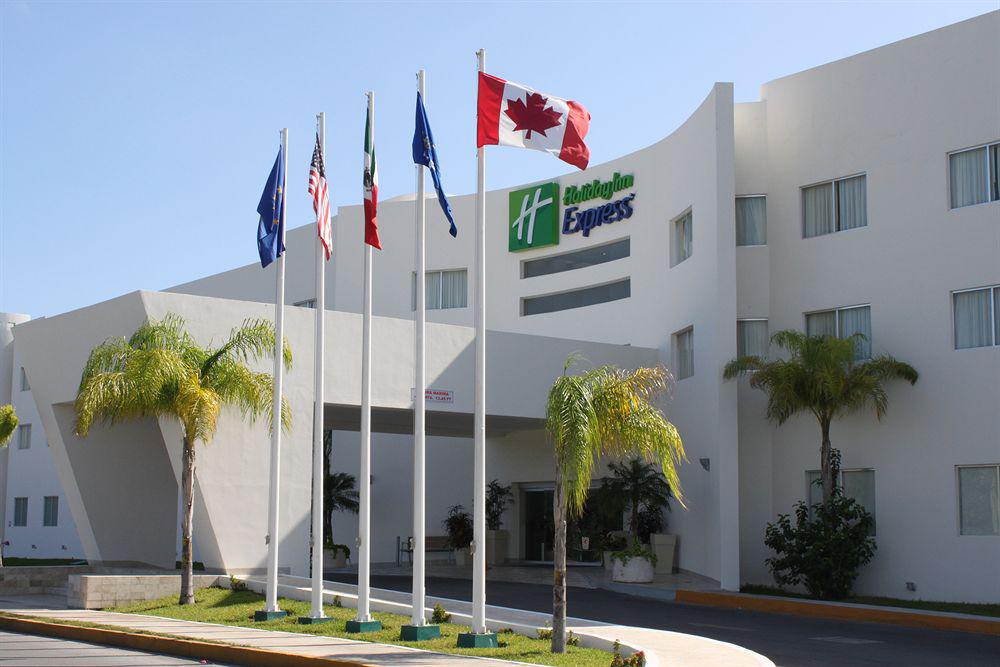 Отель Wyndham Garden Плая-дель-Кармен Экстерьер фото Holiday Inn Express in Cancun, Mexico
